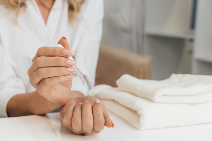 Domowe sposoby na łamiące się paznokcie: Jak je wzmocnić?