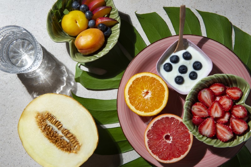 Trądzik różowaty a jelita i dieta: Czy „ogień” na twarzy zaczyna się w brzuchu? Co jeść, by wyciszyć rumień?